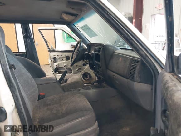 ✅ 1997 Jeep Cherokee SE • VIN: 1J4FJ28S1VL528218 • Lot: 41931137. Wystawiony na IAAI z przebiegiem 210 196 mil. Bezpłatny archiwum sprzedaży aukcyjnych z USA i szczegółowy raport historii pojazdu na DreamBid. Zdjęcie 5.