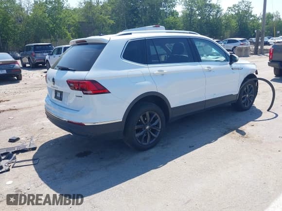 ✅ 2022 Volkswagen Tiguan SE • VIN: 3VV2B7AX2NM096940 • Lot: 42850064. Wystawiony na IAAI z przebiegiem 52 304 mil. Bezpłatny archiwum sprzedaży aukcyjnych z USA i szczegółowy raport historii pojazdu na DreamBid. Zdjęcie 4.