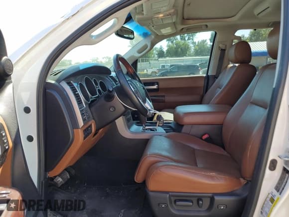 ✅ 2016 Toyota Sequoia Platinum • VIN: 5TDDW5G11GS136057 • Lot: 81770355. Wystawiony na Copart z przebiegiem 127 435 mil. Bezpłatny archiwum sprzedaży aukcyjnych z USA i szczegółowy raport historii pojazdu na DreamBid. Zdjęcie 7.