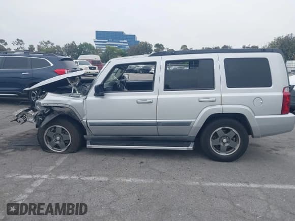 ✅ 2008 Jeep Commander Sport • VIN: 1J8HH48K48C189389 • Lot: 42494547. Wystawiony na IAAI z przebiegiem 139 409 mil. Bezpłatny archiwum sprzedaży aukcyjnych z USA i szczegółowy raport historii pojazdu na DreamBid. Zdjęcie 15.