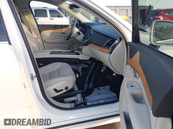 ✅ 2022 Volvo XC90 Momentum • VIN: YV4102CK1N1783874 • Лот: 43616340. Опубликован ранее на IAAI с пробегом 82 228 миль. Бесплатный доступ к архиву аукционных продаж из США и подробный отчёт об истории автомобиля на DreamBid. Изображение 5.