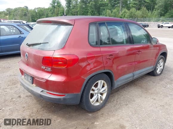 ✅ 2012 Volkswagen Tiguan S • VIN: WVGBV7AX8CW082846 • Lot: 43058521. Listed on IAAI with 205,807 mi. Free auction sales archive from the USA and detailed vehicle history report at DreamBid. Image 4.