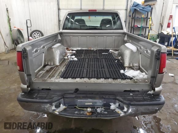 ✅ 1998 Chevrolet S-10 LS • VIN: 1GCCS1947WK194607 • Лот: 85561154. Опубликован ранее на Copart с пробегом 139 246 миль. Бесплатный доступ к архиву аукционных продаж из США и подробный отчёт об истории автомобиля на DreamBid. Изображение 6.