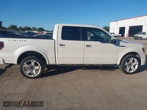 ✅ 2011 Ford F-150 Harley-Davidson • VIN: 1FTFW1E61BFA58825 • Lot: 43680610. Wystawiony na IAAI z przebiegiem 218 060 mil. Bezpłatny archiwum sprzedaży aukcyjnych z USA i szczegółowy raport historii pojazdu na DreamBid. Zdjęcie 13.