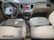 ✅ 2011 Kia Rio LX • VIN: KNADH4A37B6943512 • Лот: 85410505. Опубликован ранее на Copart с пробегом 138 943 миль. Бесплатный доступ к архиву аукционных продаж из США и подробный отчёт об истории автомобиля на DreamBid. Изображение 8.