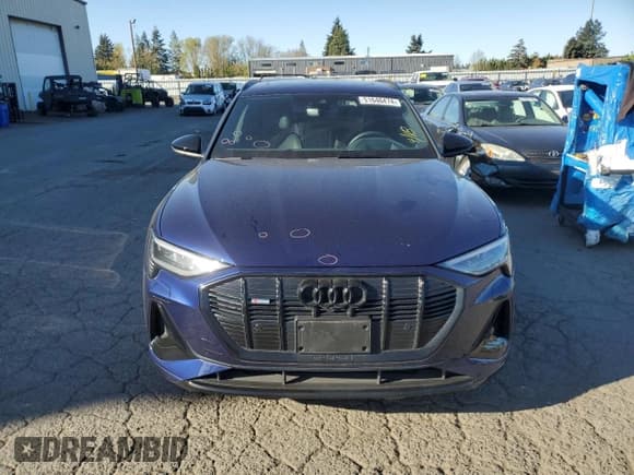 ✅ 2023 Audi e-tron Chronos • VIN: WA1VABGE5PB010922 • Lot: 51646474. Wystawiony na Copart z przebiegiem 17 867 mil. Bezpłatny archiwum sprzedaży aukcyjnych z USA i szczegółowy raport historii pojazdu na DreamBid. Zdjęcie 5.