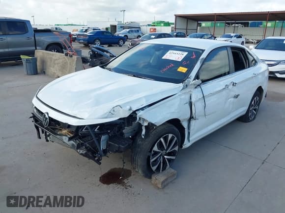 ✅ 2025 Volkswagen Jetta S • VIN: 3VW5X7BU2SM052642 • Лот: 42543228. Опубликован ранее на IAAI с пробегом 5 833 миль. Бесплатный доступ к архиву аукционных продаж из США и подробный отчёт об истории автомобиля на DreamBid. Изображение 2.