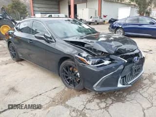 ✅ 2021 Lexus ES 300h • VIN: 58ADA1C12MU001713 • Lot: 43713721. Wystawiony na IAAI z przebiegiem 83 816 mil. Bezpłatny archiwum sprzedaży aukcyjnych z USA i szczegółowy raport historii pojazdu na DreamBid. Zdjęcie 1.