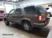 1998 Chevrolet Blazer LT z VIN 1GNDT13W5W2275852, wystawiony jako Copart lot #77938284 z przebiegiem 181 678 mil mil oraz Czysty tytuł • Clean title. Historia ofert i sprzedaży dostępna na DreamBid. Obrazek 2.