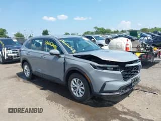 ✅ 2024 Honda CR-V LX • VIN: 2HKRS4H27RH450341 • Lot: 42662496. Wystawiony na IAAI z przebiegiem 26 404 mil. Bezpłatny archiwum sprzedaży aukcyjnych z USA i szczegółowy raport historii pojazdu na DreamBid. Zdjęcie 1.