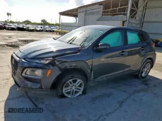 ✅ 2019 Hyundai Kona SE • VIN: KM8K12AA6KU239844 • Лот: 81772605. Опубликован ранее на Copart с пробегом 77 118 миль. Бесплатный доступ к архиву аукционных продаж из США и подробный отчёт об истории автомобиля на DreamBid. Изображение 1.