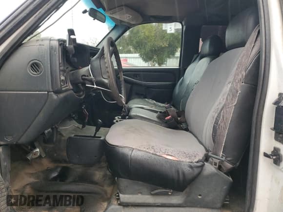 ✅ 2002 Chevrolet Silverado 2500HD • VIN: 1GCHK29U22E132147 • Lot: 91255045. Wystawiony na Copart z przebiegiem Nie podano. Bezpłatny archiwum sprzedaży aukcyjnych z USA i szczegółowy raport historii pojazdu na DreamBid. Zdjęcie 7.