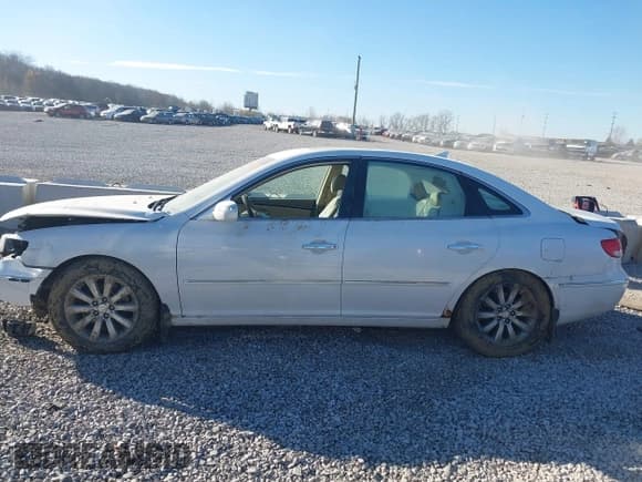✅ 2009 Hyundai Azera Limited • VIN: KMHFC46F19A343200 • Lot: 43706026. Listed on IAAI with 170,079 mi. Free auction sales archive from the USA and detailed vehicle history report at DreamBid. Image 14.