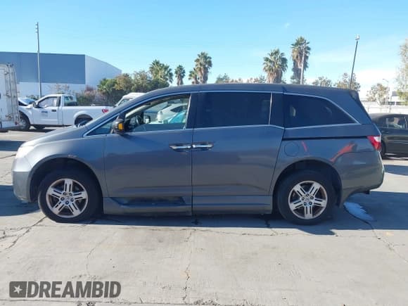 ✅ 2011 Honda Odyssey Touring • VIN: 5FNRL5H98BB063513 • Lot: 43599881. Listed on IAAI with 125,920 mi. Free auction sales archive from the USA and detailed vehicle history report at DreamBid. Image 14.