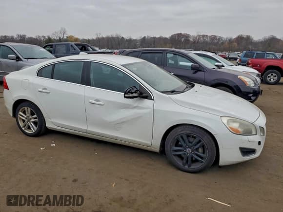 ✅ 2013 Volvo S60 T5 Premier • VIN: YV1612FS4D2178087 • Lot: 93377965. Wystawiony na Copart z przebiegiem 175 439 mil. Bezpłatny archiwum sprzedaży aukcyjnych z USA i szczegółowy raport historii pojazdu na DreamBid. Zdjęcie 4.