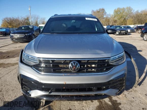 ✅ 2022 Volkswagen Tiguan SE R-Line Black • VIN: 3VVCB7AX1NM035874 • Lot: 81419224. Wystawiony na Copart z przebiegiem Nie podano. Bezpłatny archiwum sprzedaży aukcyjnych z USA i szczegółowy raport historii pojazdu na DreamBid. Zdjęcie 5.