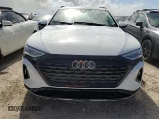 ✅ 2024 Audi Q8 e-tron Premium Plus • VIN: WA15AAGE5RB063343 • Лот: 76962824. Опубликован ранее на Copart с пробегом Не указан. Бесплатный доступ к архиву аукционных продаж из США и подробный отчёт об истории автомобиля на DreamBid. Изображение 5.