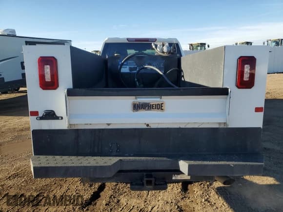 ✅ 2023 Chevrolet Silverado 2500HD • VIN: 1GB5YLE73PF180513 • Lot: 86586845. Wystawiony na Copart z przebiegiem 70 899 mil. Bezpłatny archiwum sprzedaży aukcyjnych z USA i szczegółowy raport historii pojazdu na DreamBid. Zdjęcie 6.