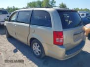 ✅ 2010 Chrysler Town & Country LX • VIN: 2A4RR2D1XAR450297 • Lot: 42807756. Wystawiony na IAAI z przebiegiem 221 110 mil. Bezpłatny archiwum sprzedaży aukcyjnych z USA i szczegółowy raport historii pojazdu na DreamBid. Zdjęcie 3.