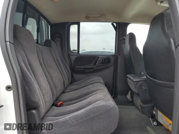 ✅ 2000 Dodge Dakota Sport • VIN: 1B7GG2AN8YS668046 • Lot: 51641455. Wystawiony na Copart z przebiegiem 229 879 mil. Bezpłatny archiwum sprzedaży aukcyjnych z USA i szczegółowy raport historii pojazdu na DreamBid. Zdjęcie 11.