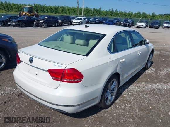 ✅ 2014 Volkswagen Passat SEL Premium • VIN: 1VWCT7A37EC108432 • Lot: 42560145. Wystawiony na IAAI z przebiegiem 83 534 mil. Bezpłatny archiwum sprzedaży aukcyjnych z USA i szczegółowy raport historii pojazdu na DreamBid. Zdjęcie 4.