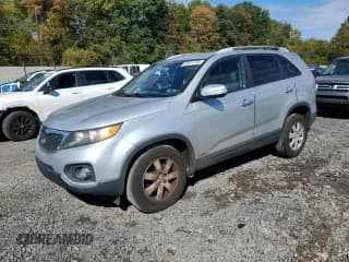 ✅ 2011 Kia Sorento LX • VIN: 5XYKTCA18BG113040 • Lot: 85011765. Wystawiony na Copart z przebiegiem 197 286 mil. Bezpłatny archiwum sprzedaży aukcyjnych z USA i szczegółowy raport historii pojazdu na DreamBid. Zdjęcie 1.