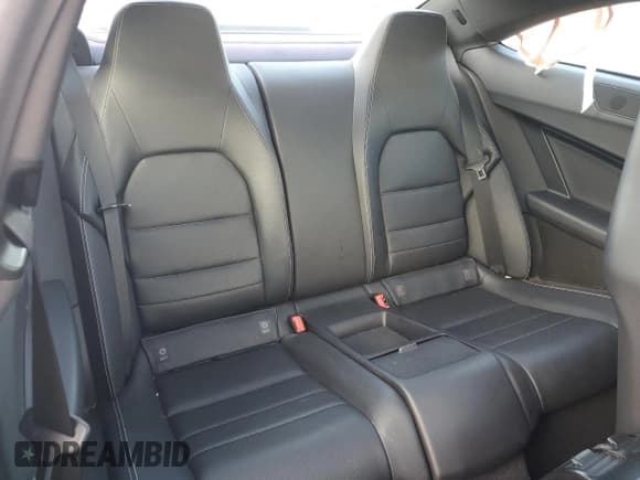 ✅ 2015 Mercedes-Benz C 250 • VIN: WDDGJ4HB6FG433210 • Lot: 49184935. Wystawiony na Copart z przebiegiem 84 864 mil. Bezpłatny archiwum sprzedaży aukcyjnych z USA i szczegółowy raport historii pojazdu na DreamBid. Zdjęcie 10.