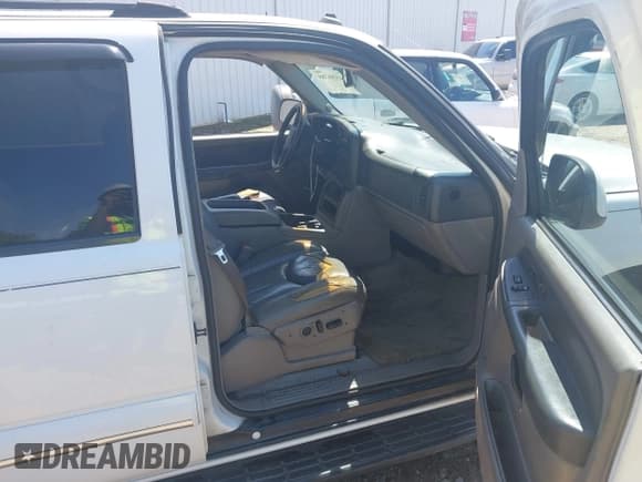 ✅ 2003 Chevrolet Suburban LT • VIN: 3GNEC16Z93G207003 • Lot: 43206788. Listed on IAAI with 372,611 mi. Free auction sales archive from the USA and detailed vehicle history report at DreamBid. Image 5.