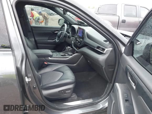 ✅ 2023 Toyota Highlander L • VIN: 5TDKDRAH3PS508220 • Lot: 41905517. Listed on IAAI with 37,891 mi. Free auction sales archive from the USA and detailed vehicle history report at DreamBid. Image 5.