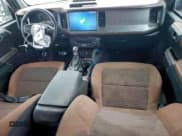 ✅ 2022 Ford Bronco Big Bend • VIN: 1FMEE5BP0NLA76575 • Lot: 96089495. Wystawiony na Copart z przebiegiem 34 094 mil. Bezpłatny archiwum sprzedaży aukcyjnych z USA i szczegółowy raport historii pojazdu na DreamBid. Zdjęcie 8.