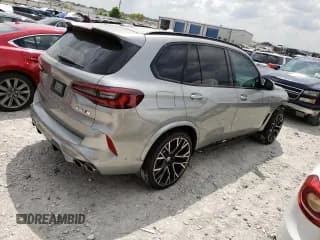 ✅ 2023 BMW X5 M • VIN: 5YMJU0C02P9P67480 • Lot: 47676403. Wystawiony na Copart z przebiegiem 2 242 mil. Bezpłatny archiwum sprzedaży aukcyjnych z USA i szczegółowy raport historii pojazdu na DreamBid. Zdjęcie 3.
