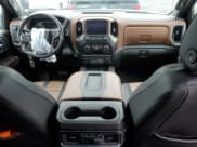 ✅ 2021 Chevrolet Silverado 1500 High Country • VIN: 1GCUYHET6MZ293500 • Lot: 66475034. Wystawiony na Copart z przebiegiem 17 699 mil. Bezpłatny archiwum sprzedaży aukcyjnych z USA i szczegółowy raport historii pojazdu na DreamBid. Zdjęcie 8.