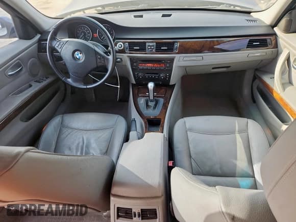 ✅ 2006 BMW 3 Series 325i • VIN: WBAVB17566NK38449 • Lot: 64977945. Wystawiony na Copart z przebiegiem 219 718 mil. Bezpłatny archiwum sprzedaży aukcyjnych z USA i szczegółowy raport historii pojazdu na DreamBid. Zdjęcie 8.