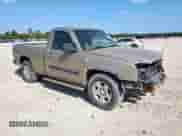 2004 Chevrolet Silverado 1500 Work Truck z VIN 1GCEC14X54Z118864, wystawiony jako Copart lot #81513555 z przebiegiem 186 665 mil mil oraz Szkoda całkowita • Salvage title. Historia ofert i sprzedaży dostępna na DreamBid. Obrazek 4.