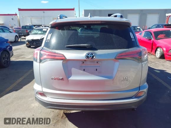 ✅ 2017 Toyota RAV4 LE • VIN: 2T3BFREV8HW567757 • Лот: 43492493. Опубликован ранее на IAAI с пробегом 131 999 миль. Бесплатный доступ к архиву аукционных продаж из США и подробный отчёт об истории автомобиля на DreamBid. Изображение 16.