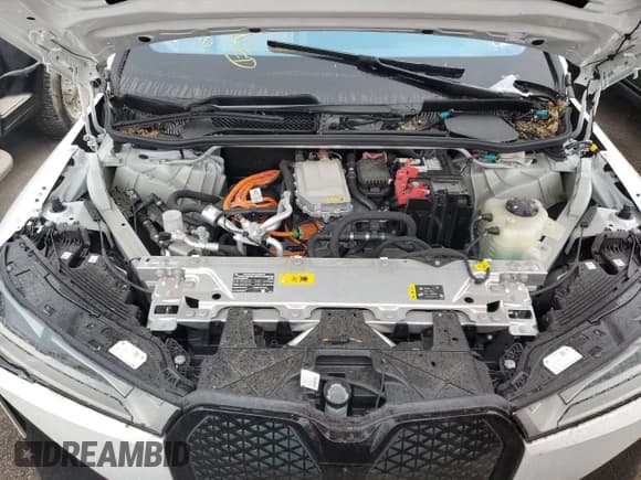 ✅ 2022 BMW iX xDrive50 • VIN: WB523CF0XNCK59055 • Lot: 74855624. Wystawiony na Copart z przebiegiem Nie podano. Bezpłatny archiwum sprzedaży aukcyjnych z USA i szczegółowy raport historii pojazdu na DreamBid. Zdjęcie 12.