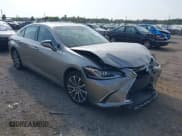 ✅ 2019 Lexus ES 350 • VIN: 58ABZ1B18KU012360 • Лот: 43454779. Опубликован ранее на IAAI с пробегом 33 421 миль. Бесплатный доступ к архиву аукционных продаж из США и подробный отчёт об истории автомобиля на DreamBid. Изображение 1.