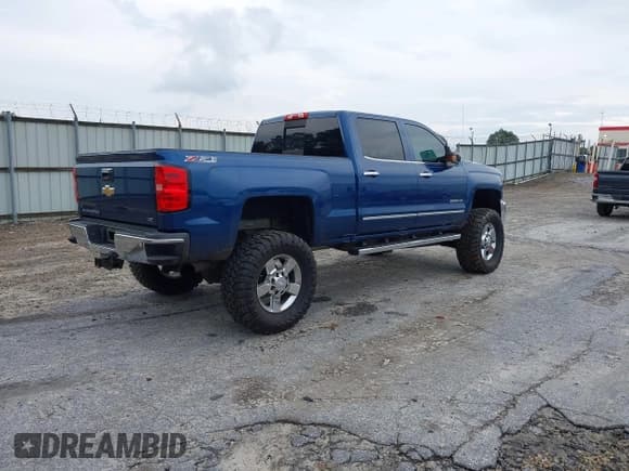 ✅ 2015 Chevrolet Silverado 2500HD LTZ • VIN: 1GC1KWE84FF545303 • Lot: 43327592. Wystawiony na IAAI z przebiegiem 148 742 mil. Bezpłatny archiwum sprzedaży aukcyjnych z USA i szczegółowy raport historii pojazdu na DreamBid. Zdjęcie 4.