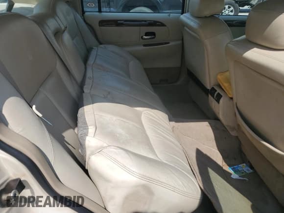 ✅ 2001 Lincoln Town Car Cartier • VIN: 1LNHM83W61Y666168 • Lot: 68820315. Wystawiony na Copart z przebiegiem Nie podano. Bezpłatny archiwum sprzedaży aukcyjnych z USA i szczegółowy raport historii pojazdu na DreamBid. Zdjęcie 10.