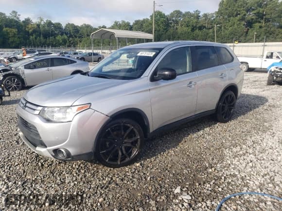 ✅ 2015 Mitsubishi Outlander ES • VIN: JA4AD2A37FZ005501 • Lot: 68751025. Listed on Copart with 40,500 mi. Free auction sales archive from the USA and detailed vehicle history report at DreamBid. Image 1.
