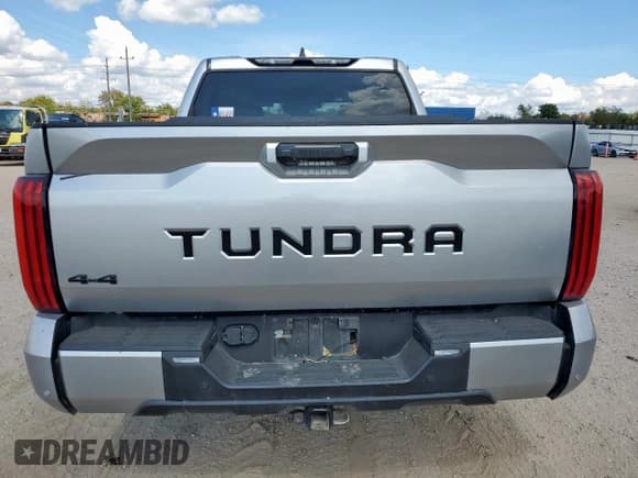 ✅ 2024 Toyota Tundra SR5 • VIN: 5TFLA5DB9RX183762 • Лот: 82275445. Опубликован ранее на Copart с пробегом 45 192 миль. Бесплатный доступ к архиву аукционных продаж из США и подробный отчёт об истории автомобиля на DreamBid. Изображение 6.