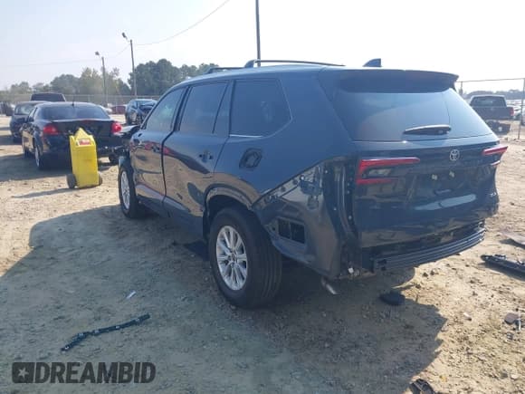✅ 2025 Toyota Highlander XLE • VIN: 5TDAAAA50SS020170 • Lot: 43214052. Listed on IAAI with 11,749 mi. Free auction sales archive from the USA and detailed vehicle history report at DreamBid. Image 3.