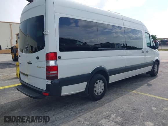 ✅ 2015 Mercedes-Benz Sprinter • VIN: WDZPE8DC7F5978980 • Lot: 43098731. Wystawiony na IAAI z przebiegiem 240 532 mil. Bezpłatny archiwum sprzedaży aukcyjnych z USA i szczegółowy raport historii pojazdu na DreamBid. Zdjęcie 4.
