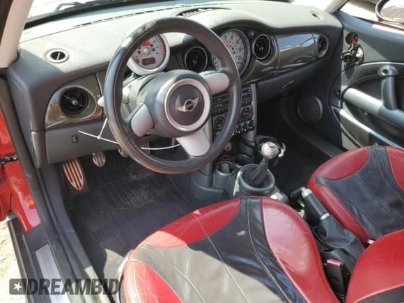 ✅ 2004 MINI Hardtop S • VIN: WMWRE33404TD88974 • Lot: 59184075. Listed on Copart with 104,096 mi. Free auction sales archive from the USA and detailed vehicle history report at DreamBid. Image 8.