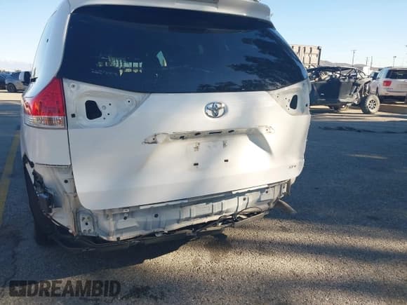 ✅ 2014 Toyota Sienna XLE • VIN: 5TDYK3DC3ES415711 • Lot: 43643569. Listed on IAAI with 205,322 mi. Free auction sales archive from the USA and detailed vehicle history report at DreamBid. Image 6.