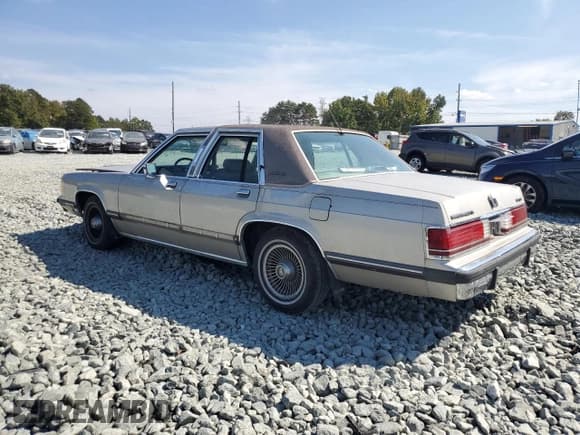 ✅ 1990 Mercury Grand Marquis • VIN: 2MECM75FXLX651812 • Lot: 81373235. Wystawiony na Copart z przebiegiem 9 676 mil. Bezpłatny archiwum sprzedaży aukcyjnych z USA i szczegółowy raport historii pojazdu na DreamBid. Zdjęcie 2.