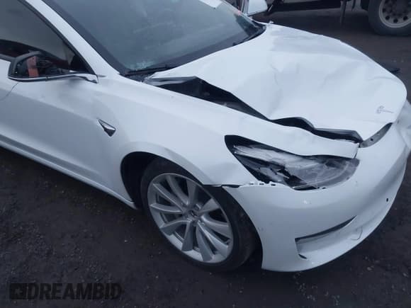 ✅ 2018 Tesla Model 3 Long Range Battery • VIN: 5YJ3E1EB8JF088796 • Lot: 43693681. Wystawiony na IAAI z przebiegiem 69 399 mil. Bezpłatny archiwum sprzedaży aukcyjnych z USA i szczegółowy raport historii pojazdu na DreamBid. Zdjęcie 6.