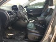 ✅ 2020 Jeep Cherokee Latitude Plus • VIN: 1C4PJMLB4LD575702 • Lot: 90839855. Wystawiony na Copart z przebiegiem 106 736 mil. Bezpłatny archiwum sprzedaży aukcyjnych z USA i szczegółowy raport historii pojazdu na DreamBid. Zdjęcie 7.