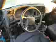 2004 Chevrolet Blazer LS z VIN 1GNCT18X64K158226, wystawiony jako Copart lot #75513394 z przebiegiem Nie podano mil oraz Czysty tytuł • Clean title. Historia ofert i sprzedaży dostępna na DreamBid. Obrazek 8.