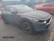 ✅ 2023 Mazda CX-30 Premium • VIN: 3MVDMBDYXPM556775 • Lot: 43704985. Wystawiony na IAAI z przebiegiem 13 700 mil. Bezpłatny archiwum sprzedaży aukcyjnych z USA i szczegółowy raport historii pojazdu na DreamBid. Zdjęcie 1.